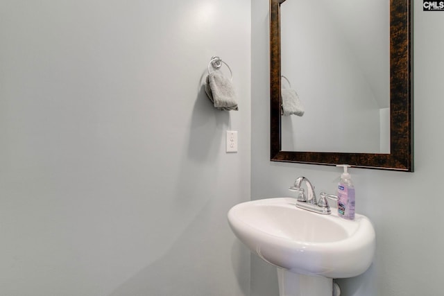 bathroom featuring sink