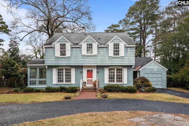 view of front facade featuring a front yard and a garage