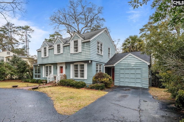 view of front of home featuring a front lawn and a garage