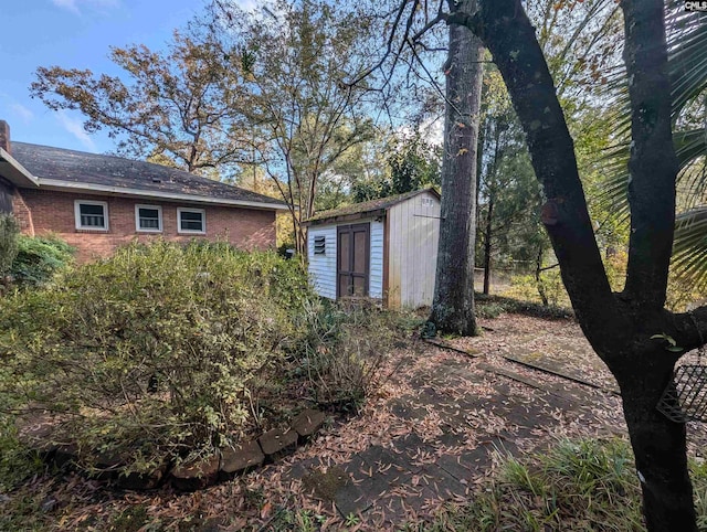 view of yard featuring a storage shed