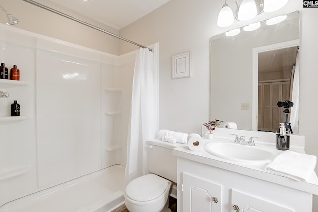 bathroom with curtained shower, toilet, and vanity