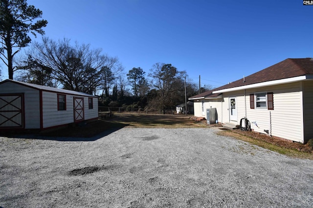 view of yard featuring a storage shed