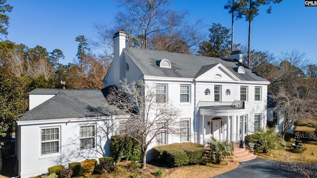 view of front of home featuring a balcony