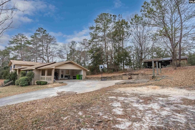 view of yard featuring a carport