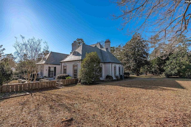 view of front of property with a front yard