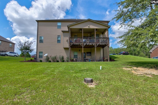 back of house featuring a lawn