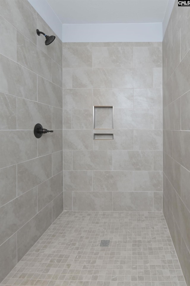 bathroom featuring a tile shower