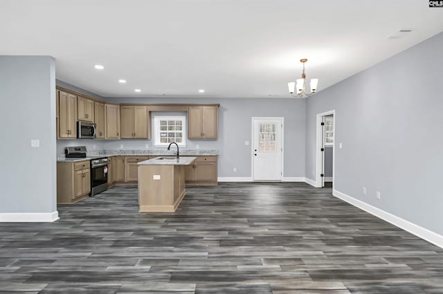 kitchen with sink, an inviting chandelier, dark hardwood / wood-style flooring, an island with sink, and stainless steel appliances