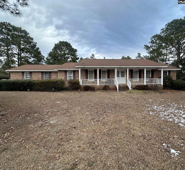 single story home with a porch