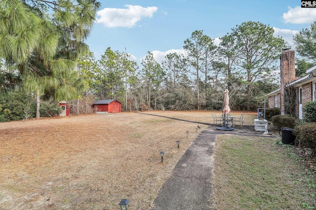 view of yard featuring a storage shed