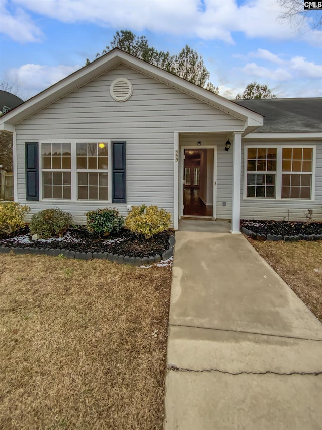 ranch-style home featuring a front lawn