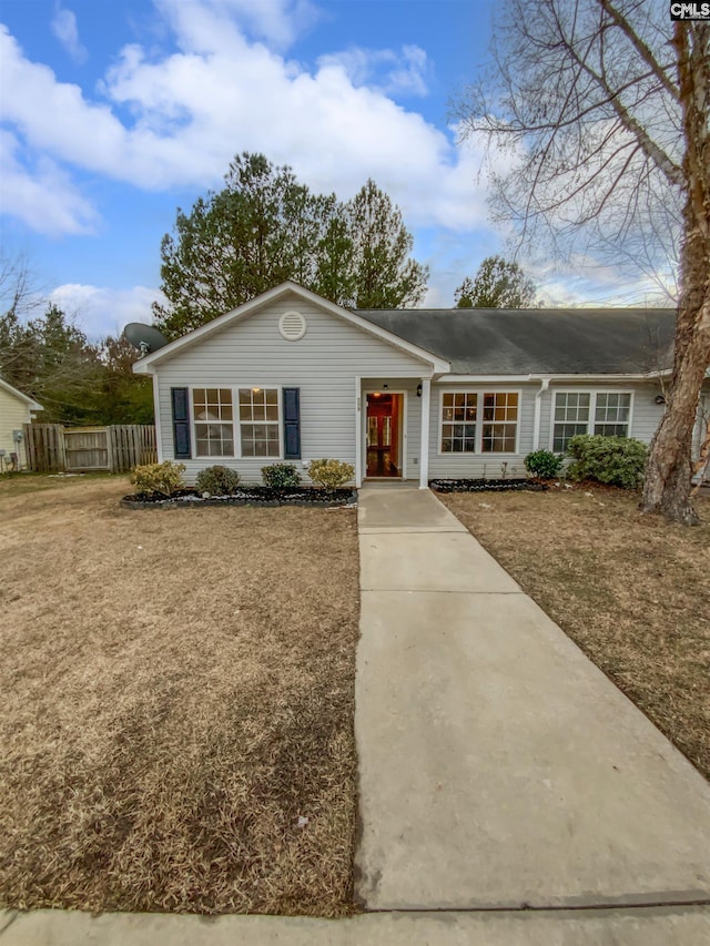 ranch-style house featuring a front yard