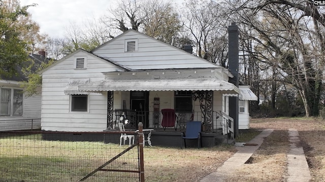 bungalow-style home featuring a front lawn and a porch