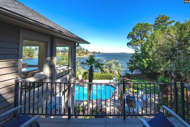 view of pool featuring a water view