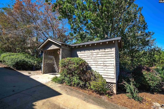 view of front of property featuring a shed