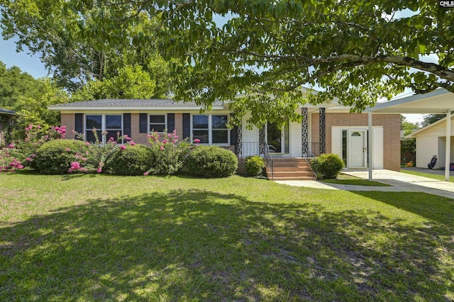 single story home featuring a front yard