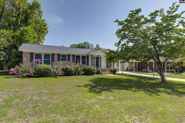 single story home with a front yard