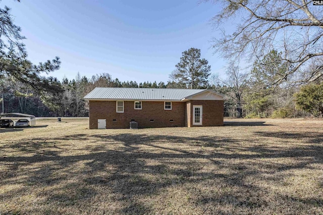 back of house featuring a lawn