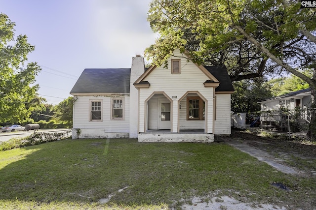 view of front of property featuring a porch and a front lawn