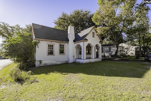 view of front facade featuring a front yard