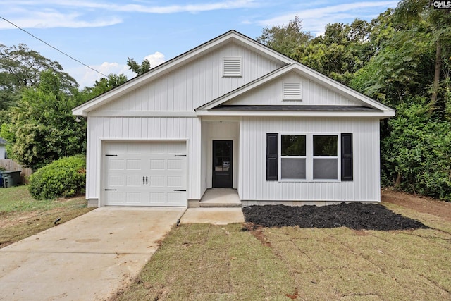 view of front of property featuring a garage and a front lawn