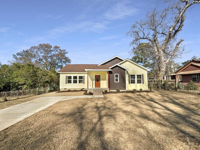 view of front of home featuring a front lawn