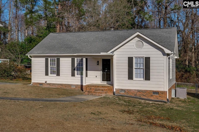 view of front of property featuring cooling unit and a front yard