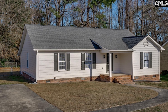 view of front of home featuring a front lawn