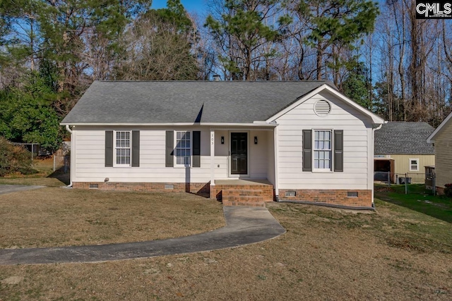 view of front of property featuring a front yard