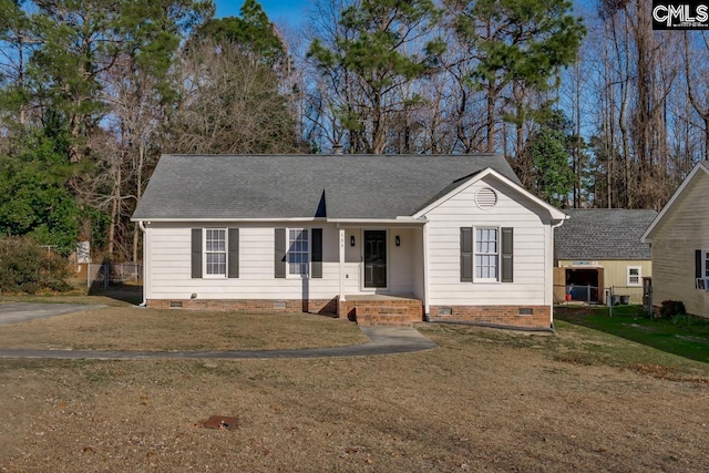 view of front of house featuring a front lawn