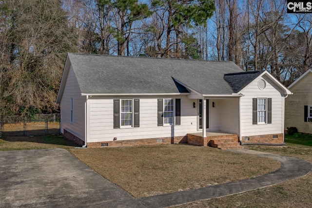 view of front of home featuring a front lawn