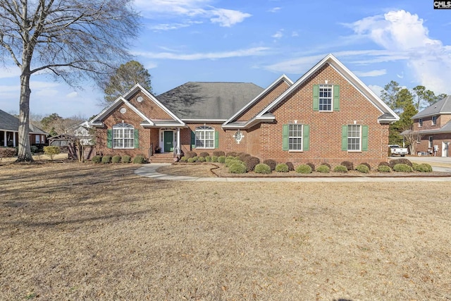 view of front of house featuring a front lawn