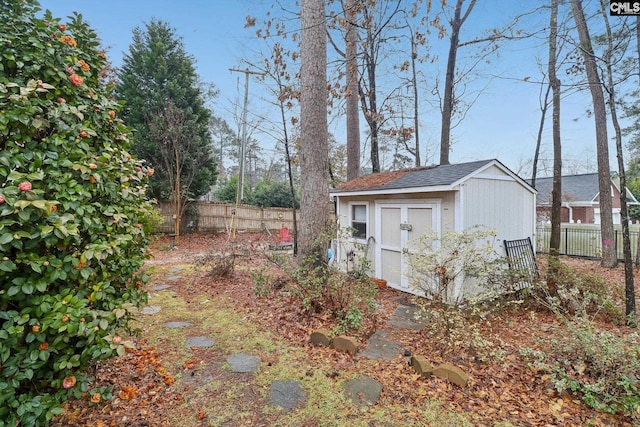 view of yard featuring a shed