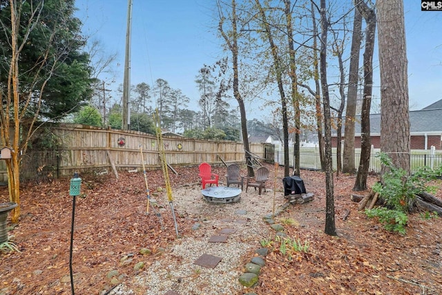 view of yard featuring a fire pit