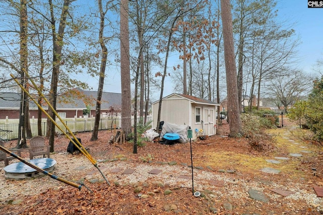 view of yard featuring a storage shed