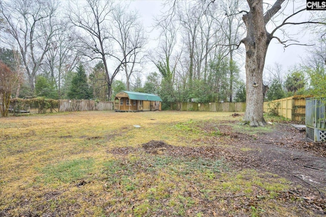 view of yard featuring an outbuilding