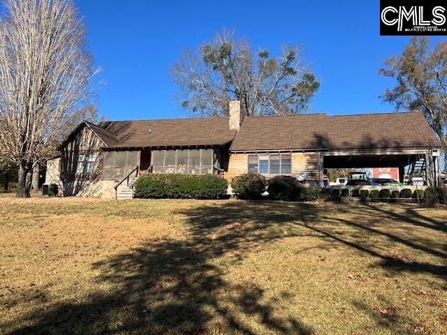 view of front of house featuring a front yard