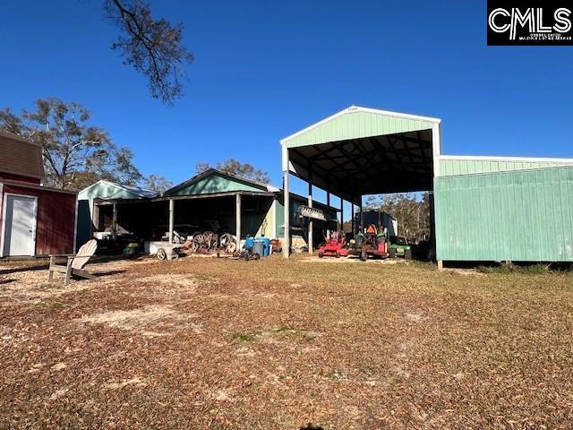 view of yard with an outbuilding