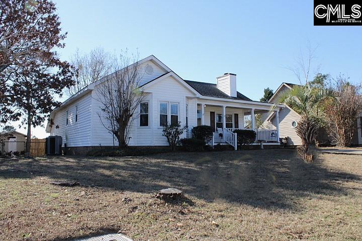 view of front facade featuring covered porch and a front lawn