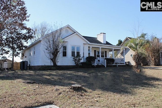 view of front facade featuring covered porch and a front lawn