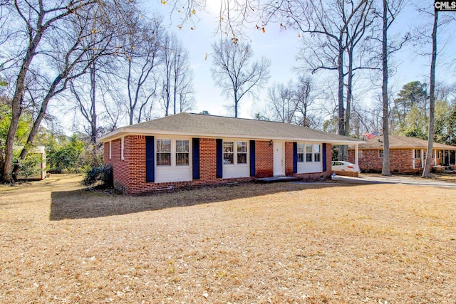 single story home featuring a front lawn