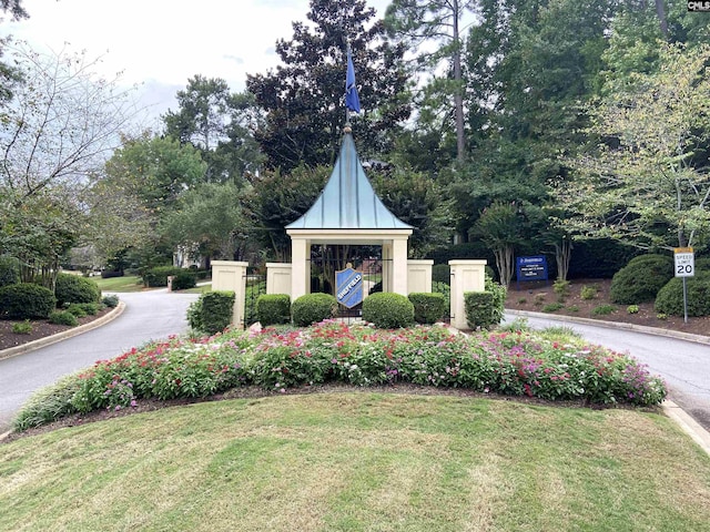 community sign featuring a yard