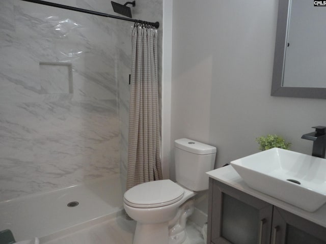 bathroom featuring a shower with curtain, vanity, and toilet