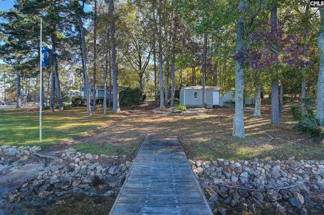 view of yard featuring a storage shed