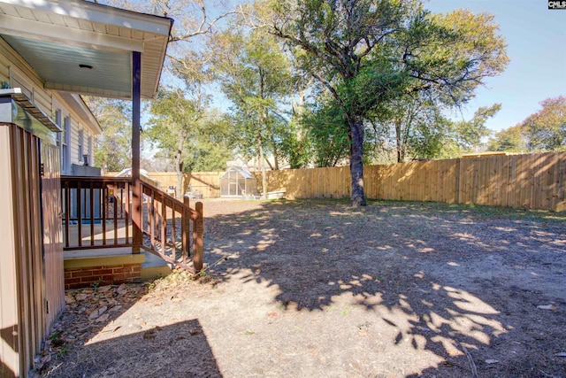 view of yard with an outbuilding