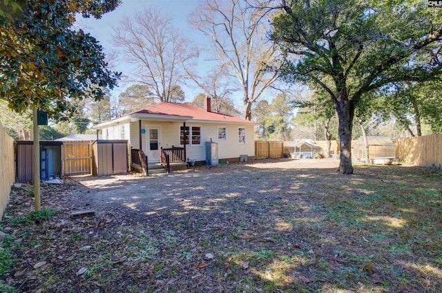 view of yard featuring a storage unit