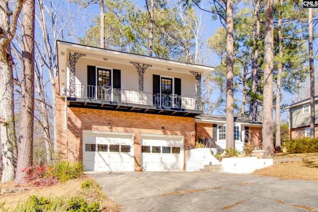 view of front facade featuring a garage