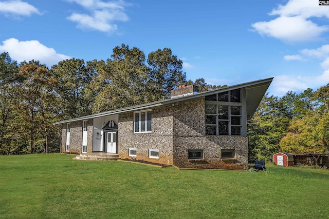 view of front facade featuring a shed and a front yard