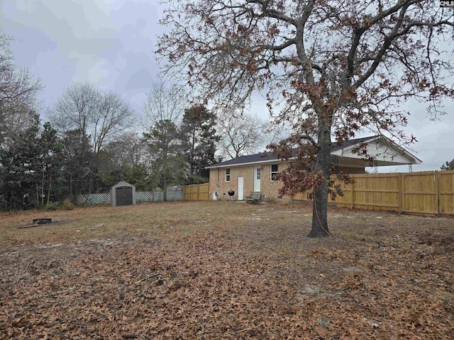 view of yard featuring a storage shed