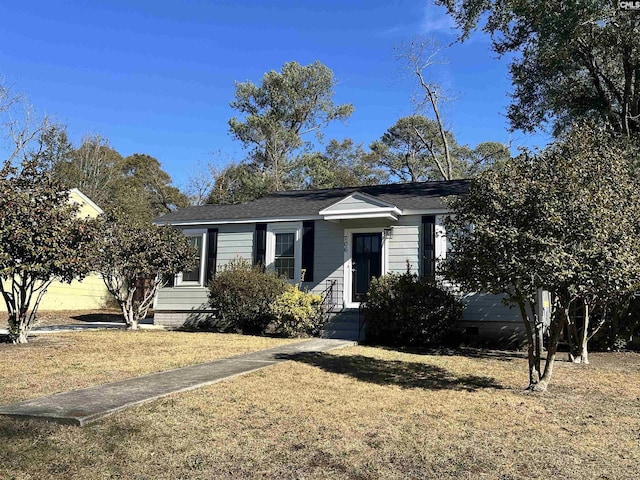 view of front of property featuring a front yard